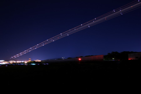 長時間露光　飛行機の軌跡