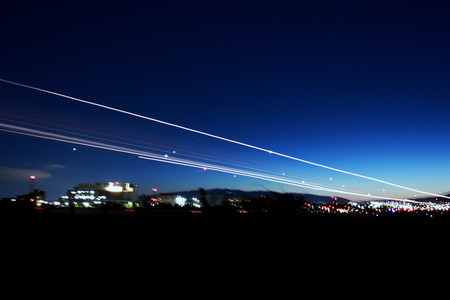 長時間露光　飛行機の軌跡